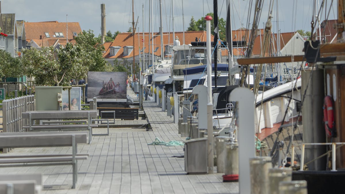 Hyggelig Bogense havn med caféer og skibet Castor nær Kyst Camping