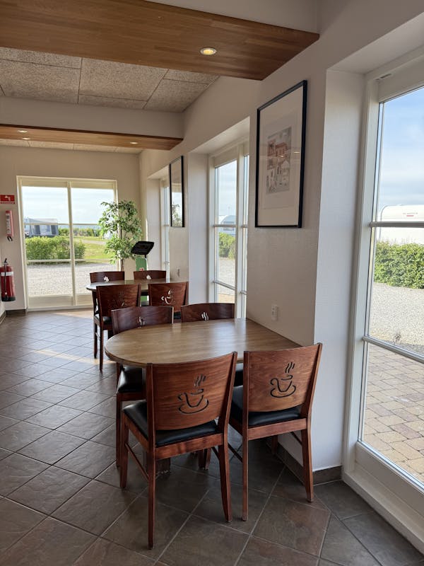 Rummeligt campistkøkken med moderne faciliteter